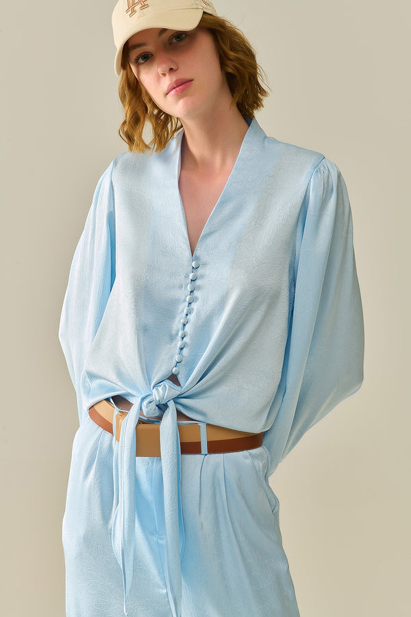 Q2| Cropped Buttoned Knot Top